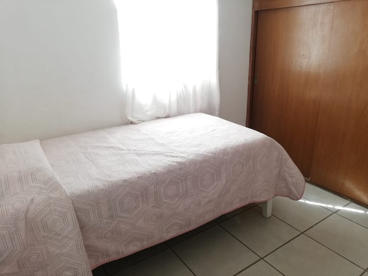 Slaapkamers met eenpersoonsbedden. Het matras is hoog.
Grote kast