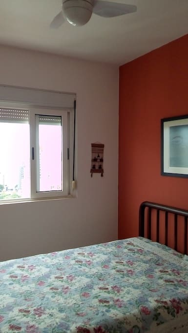 janela ampla, luminosidade e ventilação adequadas.