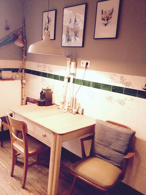 Gemütlicher Platz in der Küche zum Kochen, Klönen und Wein trinken ;)