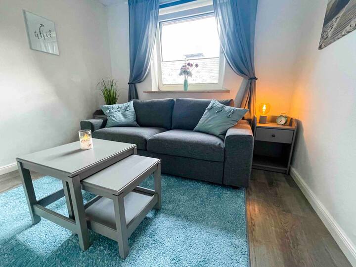 Sala con sofá cama permanente