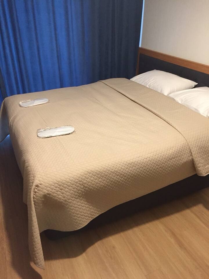 ห้องนอนมีเตียงเดี่ยว 2 เตียงที่สามารถดันเข้าด้วยกันได้