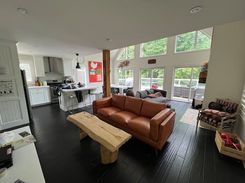 Luxury Chalet with Hot Tub. 5 Mins Mt St Louis!