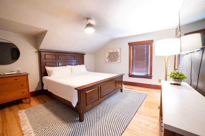 חדר שינה קינג סייז למעלה עם טלוויזיה חכמה. מזרן Tuft ו - Needle חדש ומצעים חדשים.