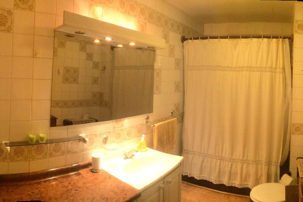 Amplio baño, todo con cerámico, extractor y calefacción