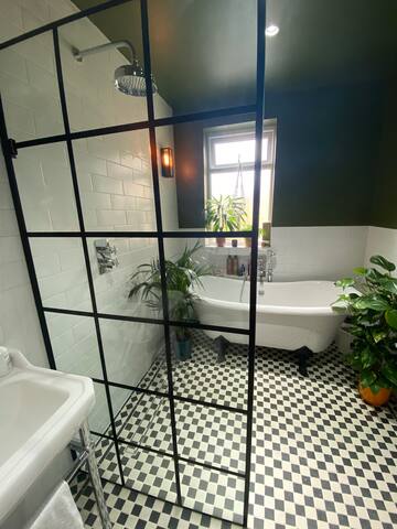 Modern 3 bedroom Victorian town house with garden gallery image 3