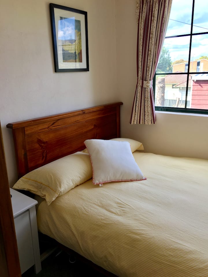 Კომფორტული ორადგილიანი საწოლი მე-2 საძინებელში