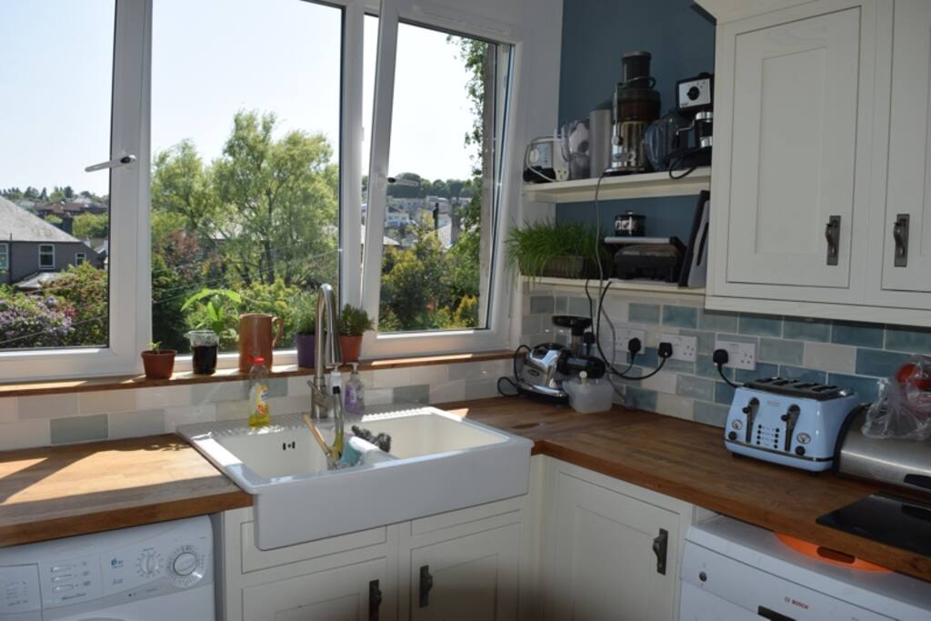 Kitchen: food preparation area