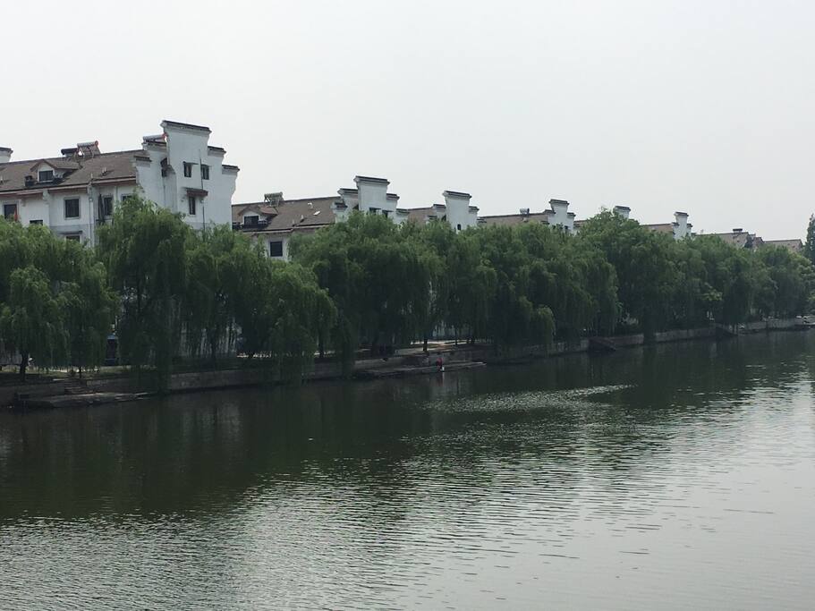 小区外景,碧水连天,闹中取静
