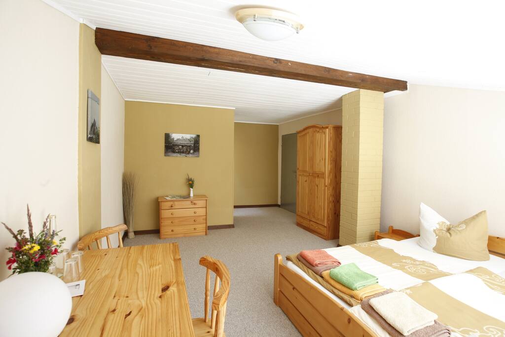 Das Steinzimmer mit Doppelbett, Dusche/ WC, WLAN. Fenster zum Schlosspark