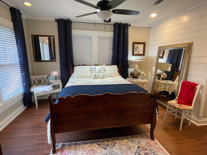 Charming Mayhaw Place on Historic Short 7th Ave. Cottages for Rent in