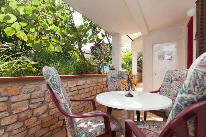 APP MARINA 2+2 :POOL,FREE WI-FI,5 min to the beach