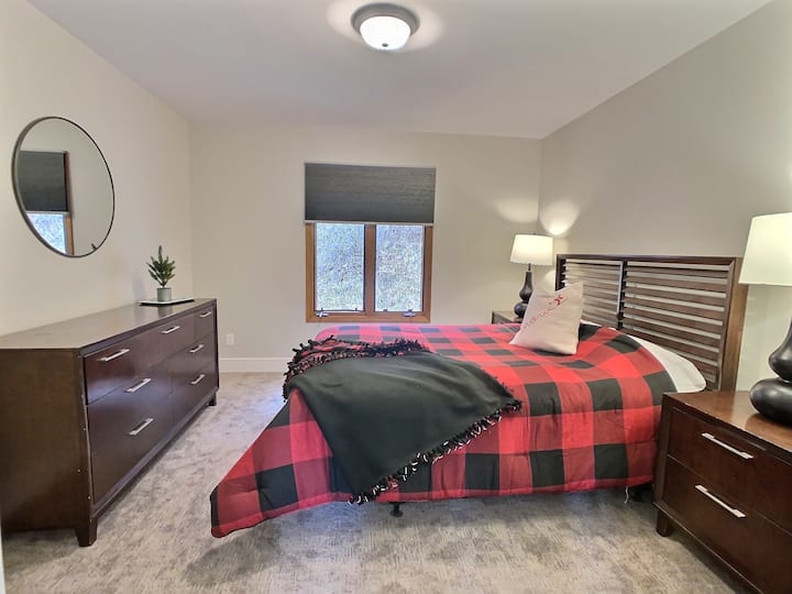 First floor queen bedroom.