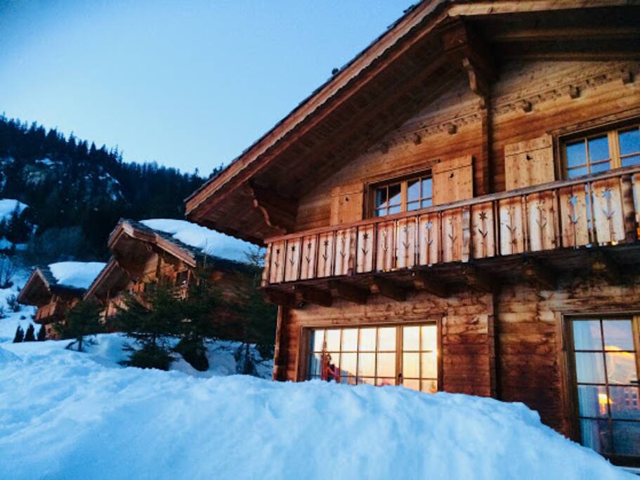 situé dans un hameau privilégié de quelques chalets sur les pistes