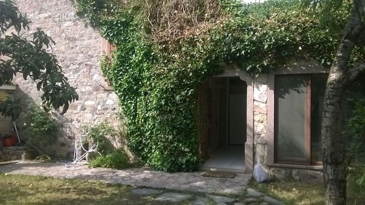 Stone House with 3 Bedrooms and Garden in Cunda