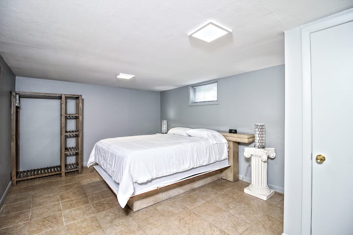 低层卧室（楼梯右侧）：标准双人床、2盏灯、悬挂衣柜、行李架、衣柜（搁架）、行李架、55英寸智能高清电视