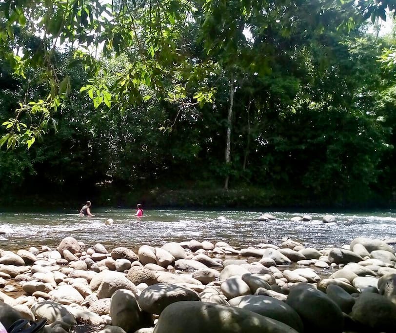 Río Puerto Viejo, a 2 minutos en automóvil