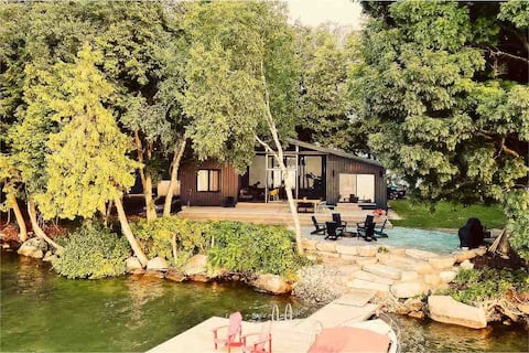Luxury lakefront cottage escape