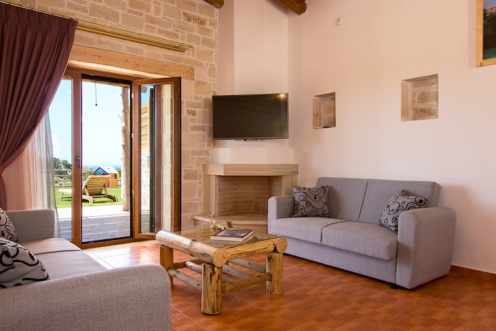 พื้นที่ห้องนั่งเล่นมีเตาผิงแบบเปิดโล่ง!