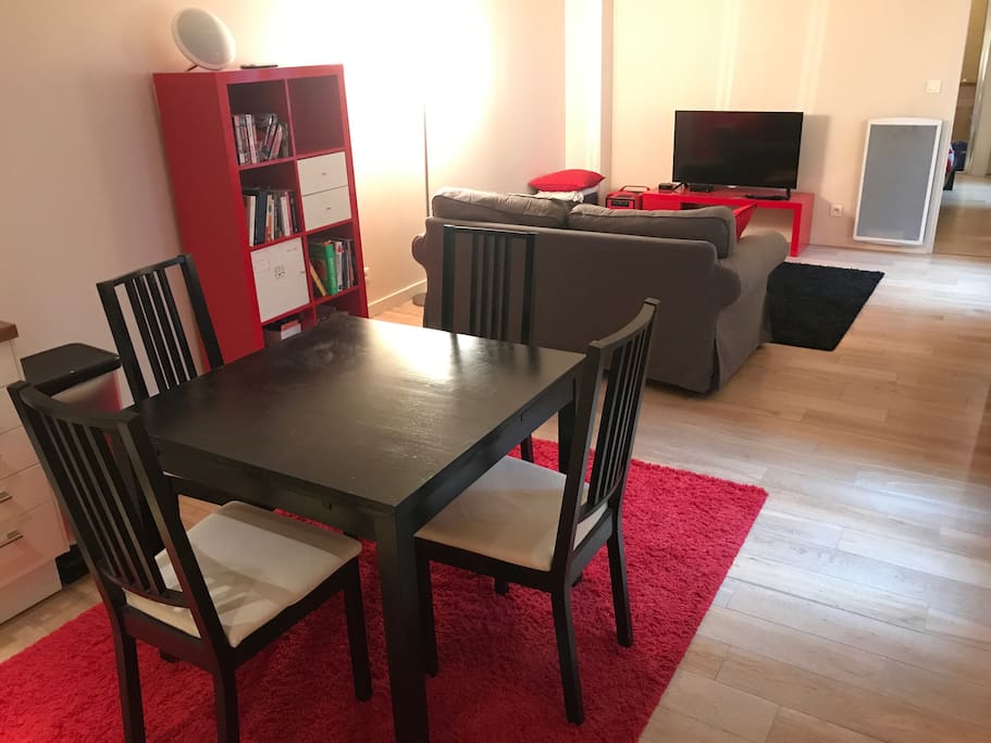 When you enter, there is a large living room with fully equipped US kitchen and on the other side, a coach in a nice living area.