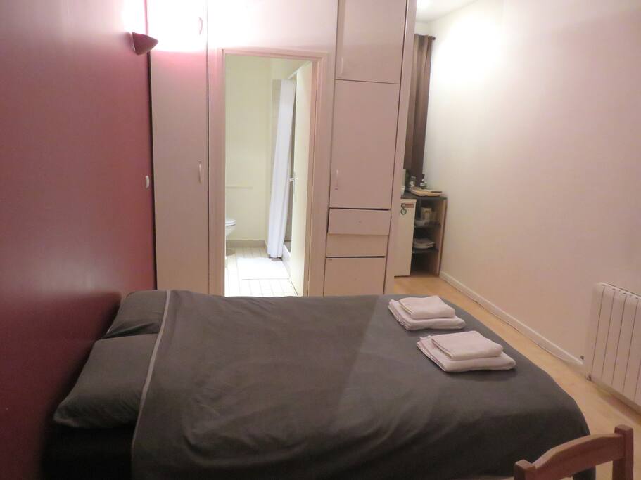 Salle de bain au fond à gauche, coin petit déjeuner au fond à droite.