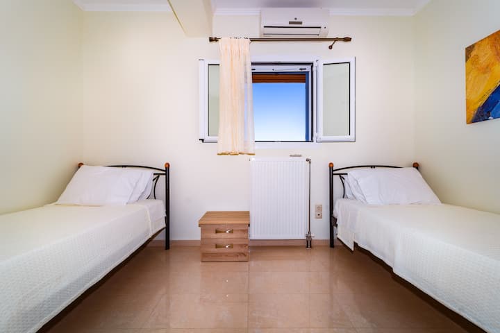 Спалня на приземния етаж с две единични легла.