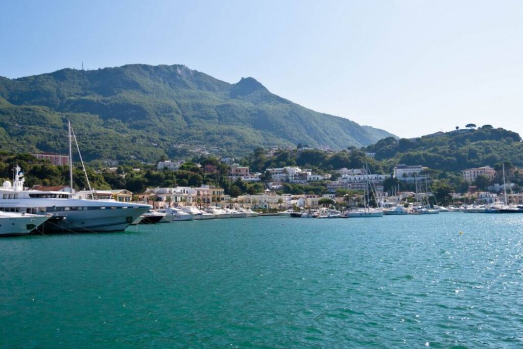 Casamicciola Terme è situata tra il mare e le pendici del Monte Epomeo (788 m)