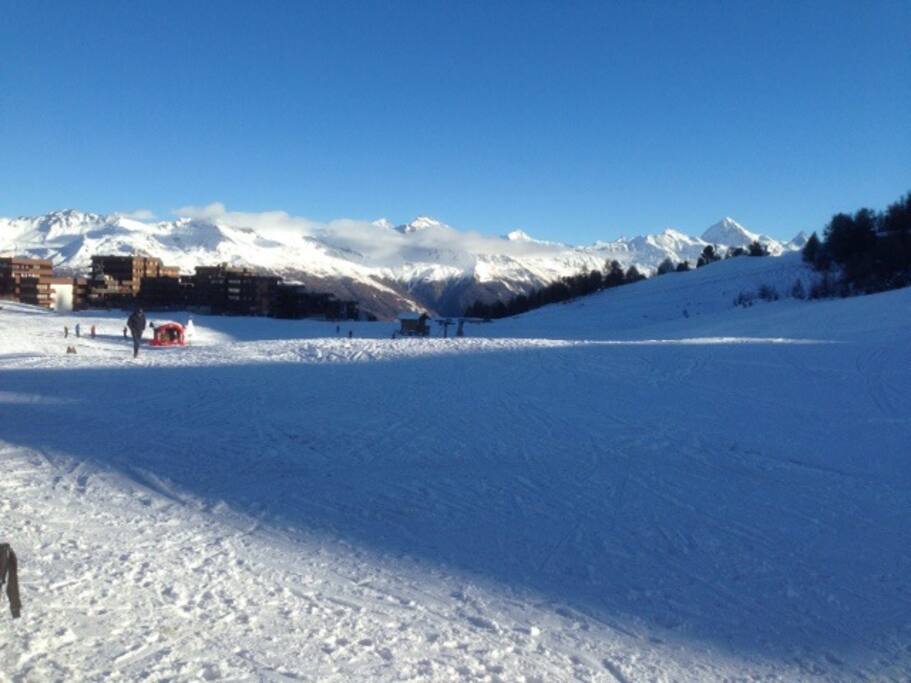 Vue sur les pistes et les alpes valaisannes