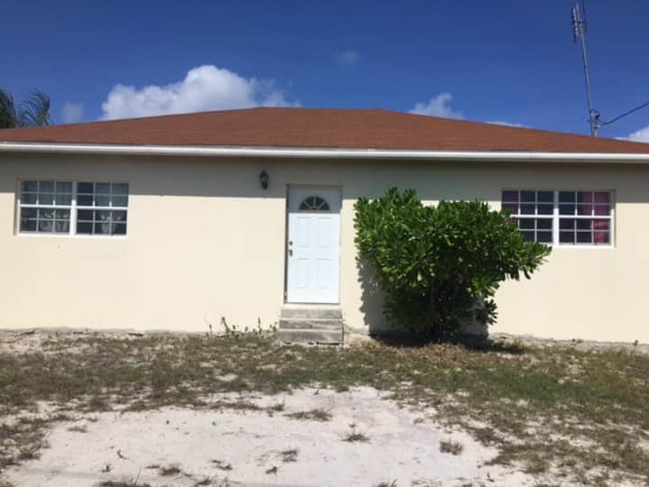 Cozy 2 Bedroom within walking distance to Beach