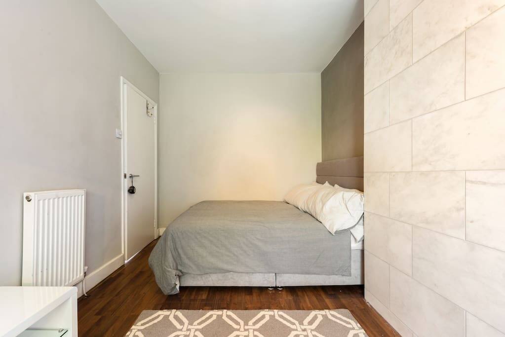 Large queen guest bedroom