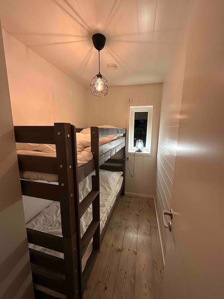 Спална соба со кревет на спрат и гардероба.