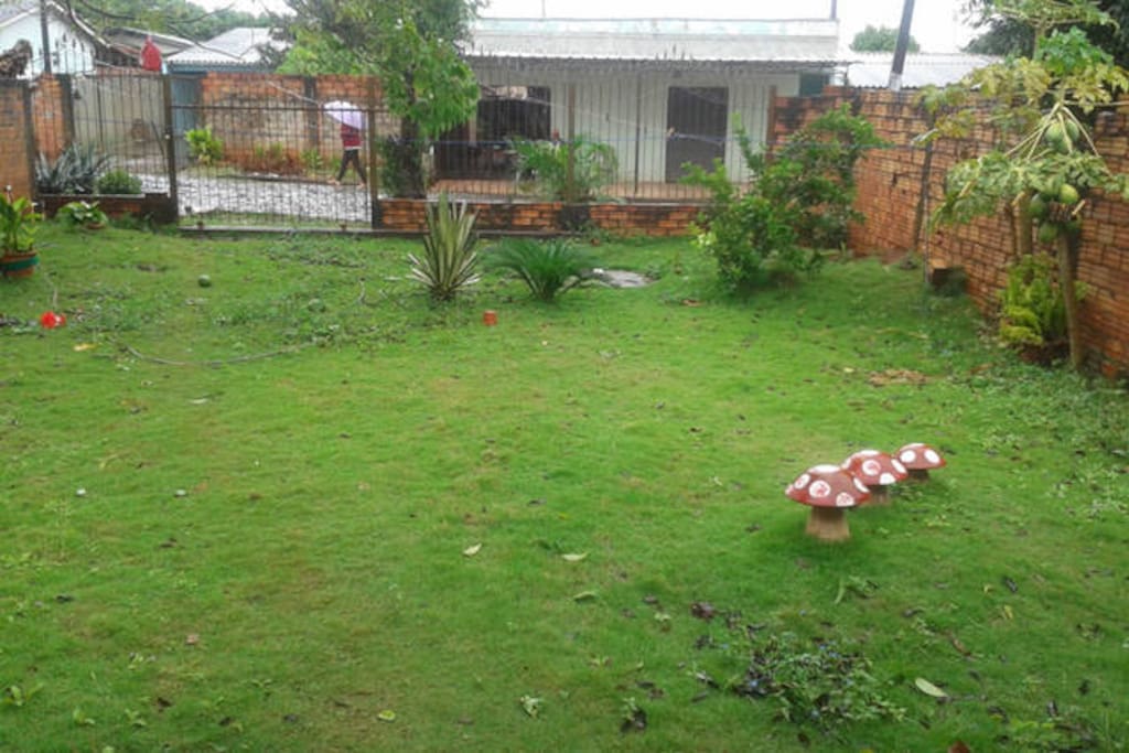Jardim e frente da casa .