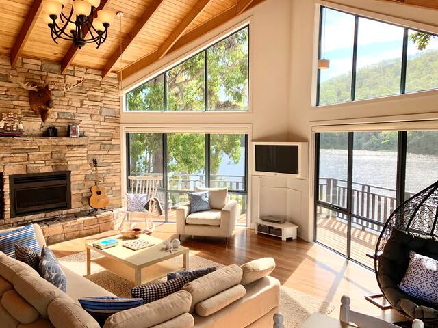 Luxury Lake-House Retreat: Squizzy* 2 min to beach gallery image 5