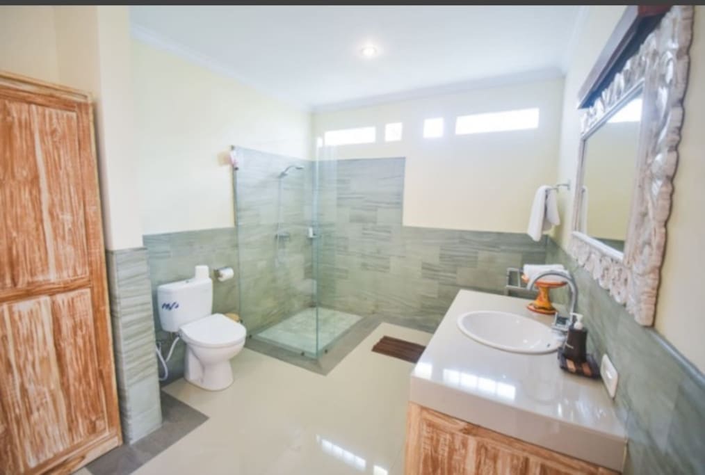 Kamar mandi / Bathroom