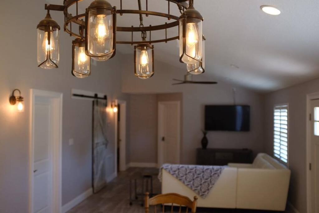 LOVELY OPEN FLOORPLAN, WIFI AND SMART TV.