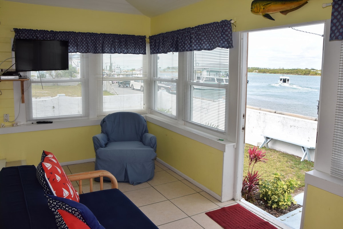 Chumba cha kukaa cha mbele, kinachoelekea Bahari ya Abaco 