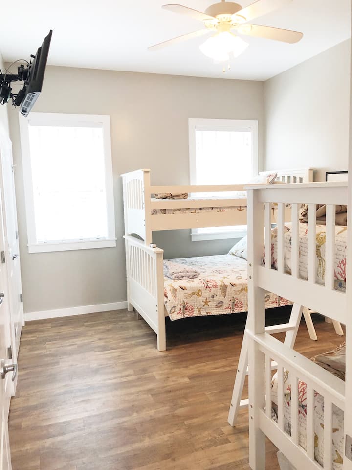 L'un des lits superposés inférieurs est un lit double.  Il peut contenir 2 ou il s'agit d'un matelas double supplémentaire sous l'autre ensemble de lits superposés.  (Enfants UNIQUEMENT sur lits superposés :)