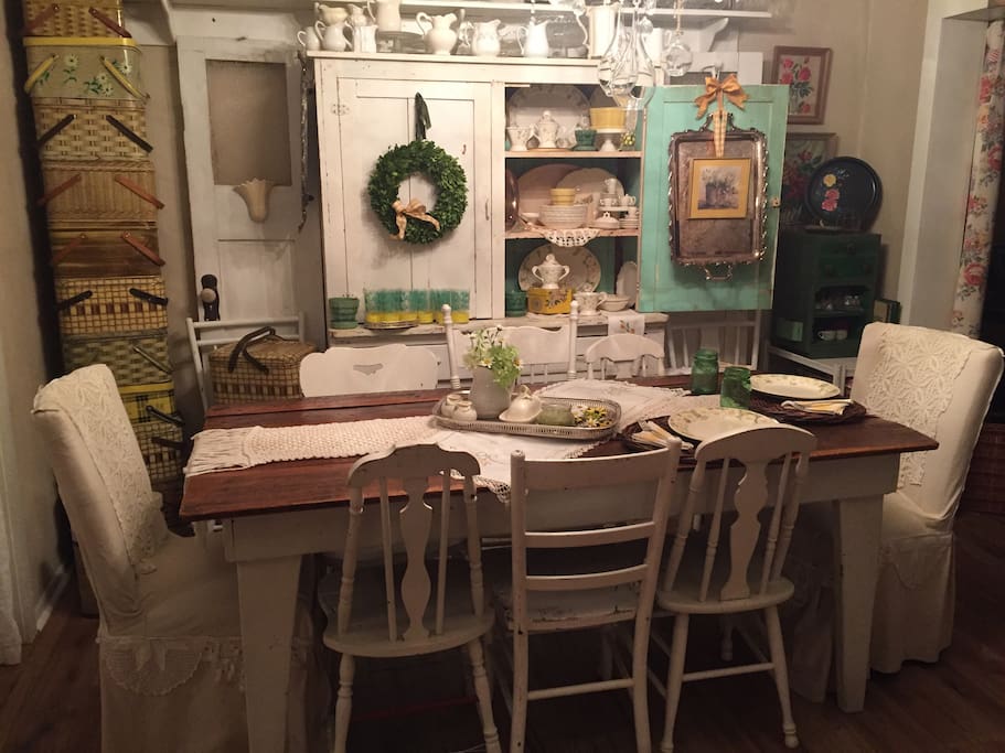 Full country (or your choice) breakfast will be served here. Seasonal China and silver will be used. Oh yes, cloth napkins, of course.