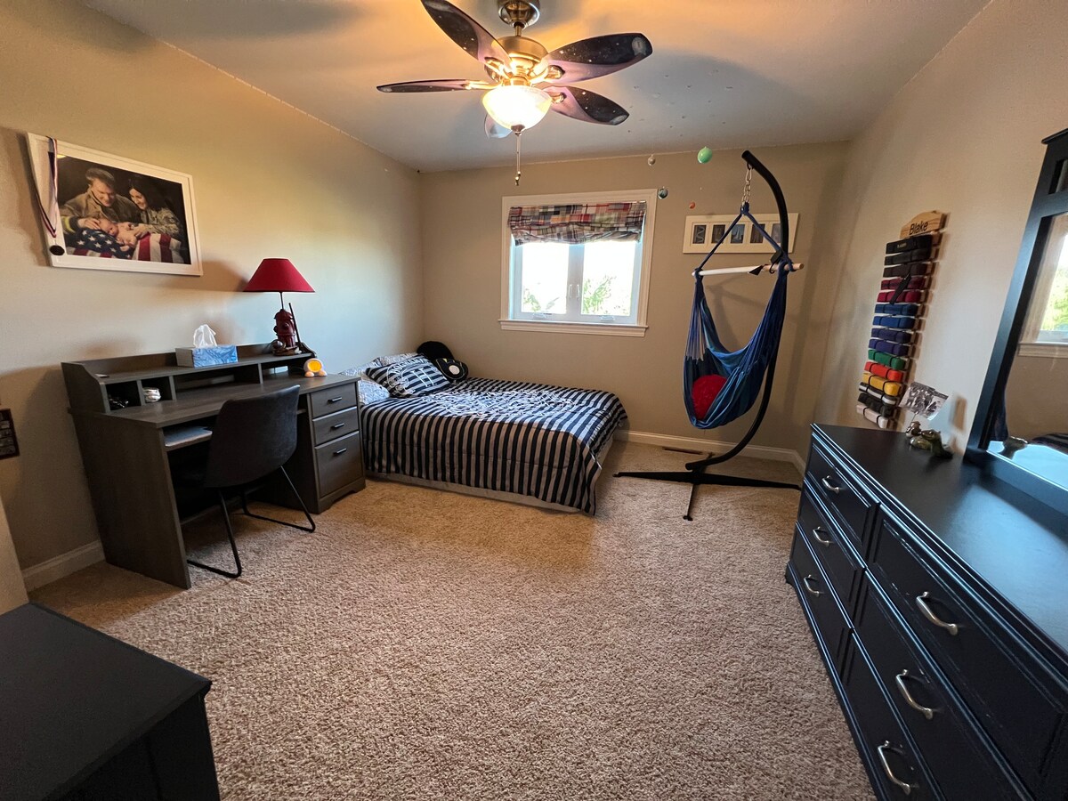 二楼卧室，配备标准双人床