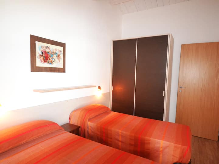 Голема спална соба со два единечни кревета