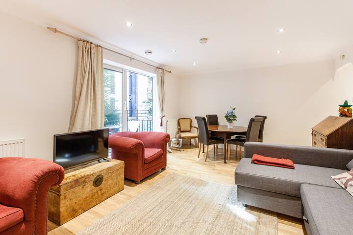 Superior 2 Bedroom / 2 bathroom St Pauls Free WiFi gallery image 3