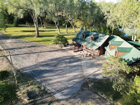 Rustic Retreat & Cabin! Perfect escape! Book now!