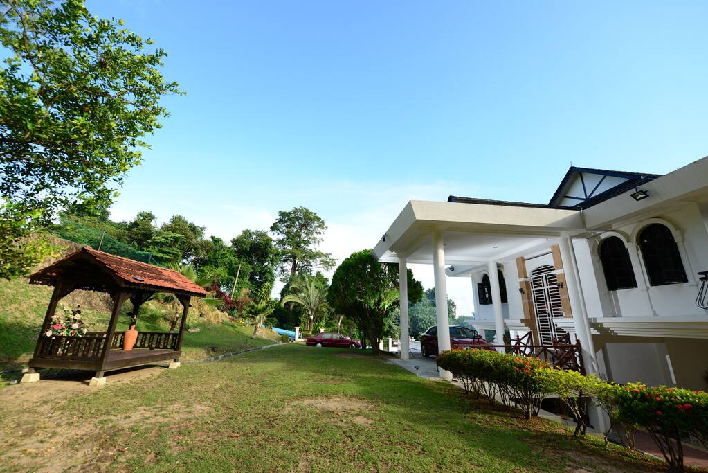 If you book, you get the whole house! 6 bedrooms, 5 bathrooms. Air-condition & water heater in all rooms and even both living rooms :-)