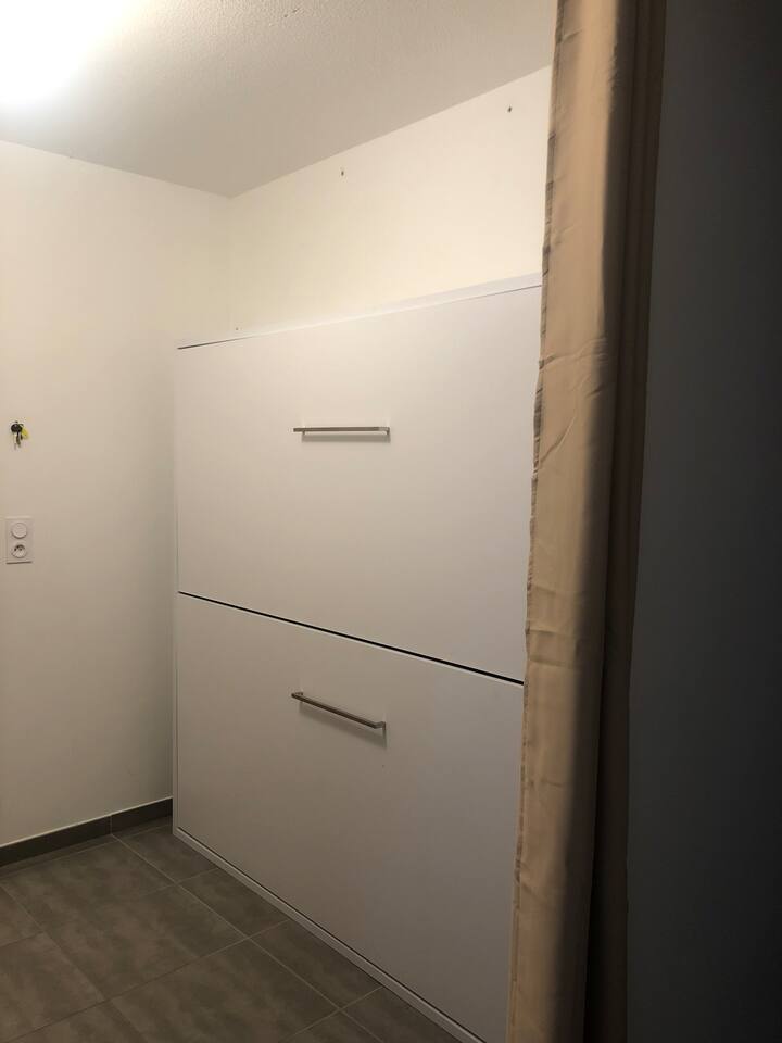 Dormitorio 2. 
Esta habitación es la entrada al apartamento cuando la litera plegable está doblada.