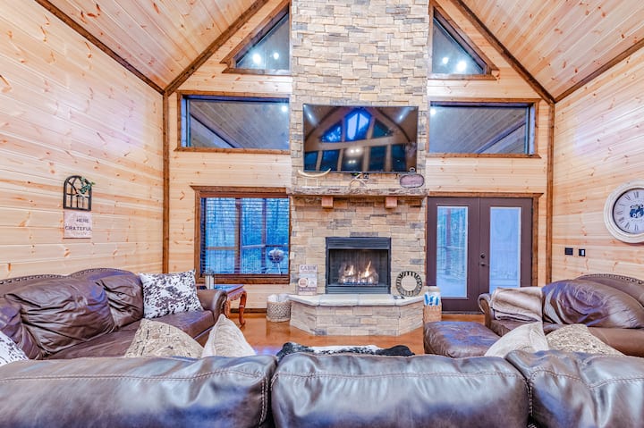 The Luxurious Blue Sky Lodge Is Epic! - Broken Bow, OK