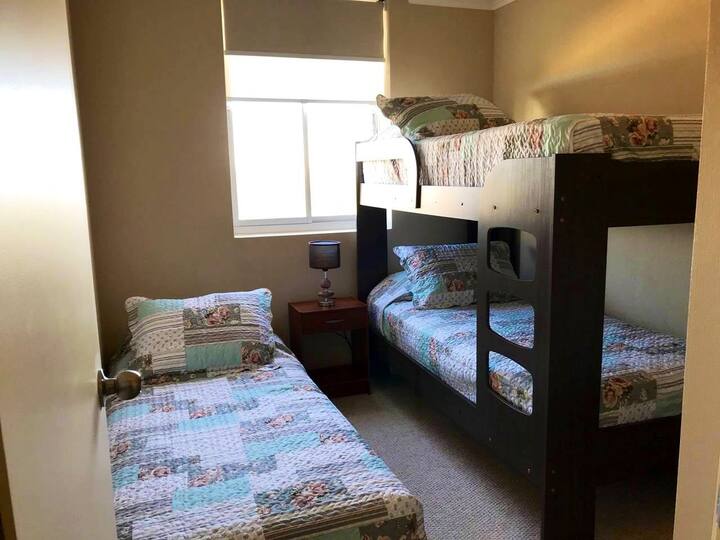 Quarto 3, cabana com cama de ninho, armário incluído.