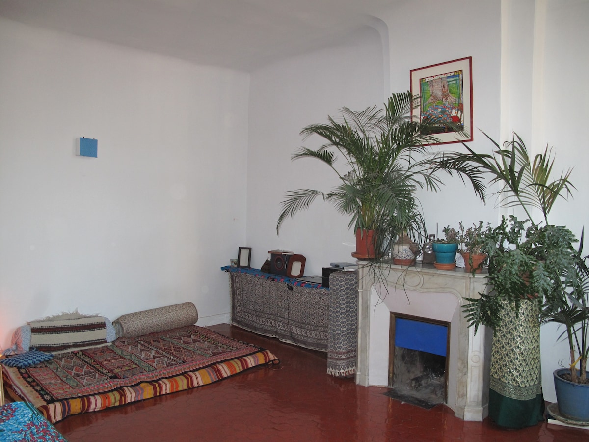 Top Airbnb: 2 bedrooms/sleeps 7/15 min. walk to Old Port/15 min. bus to beach in Marseille 2e Arrondissement
