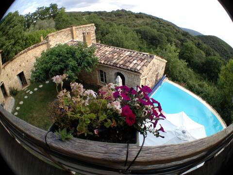 Characterful Provençal farmhouse between Gard and Ardèche
