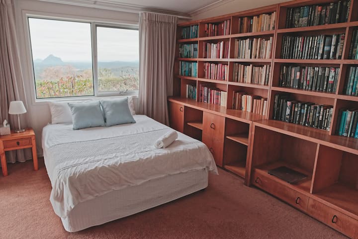 The library room - queen size bed