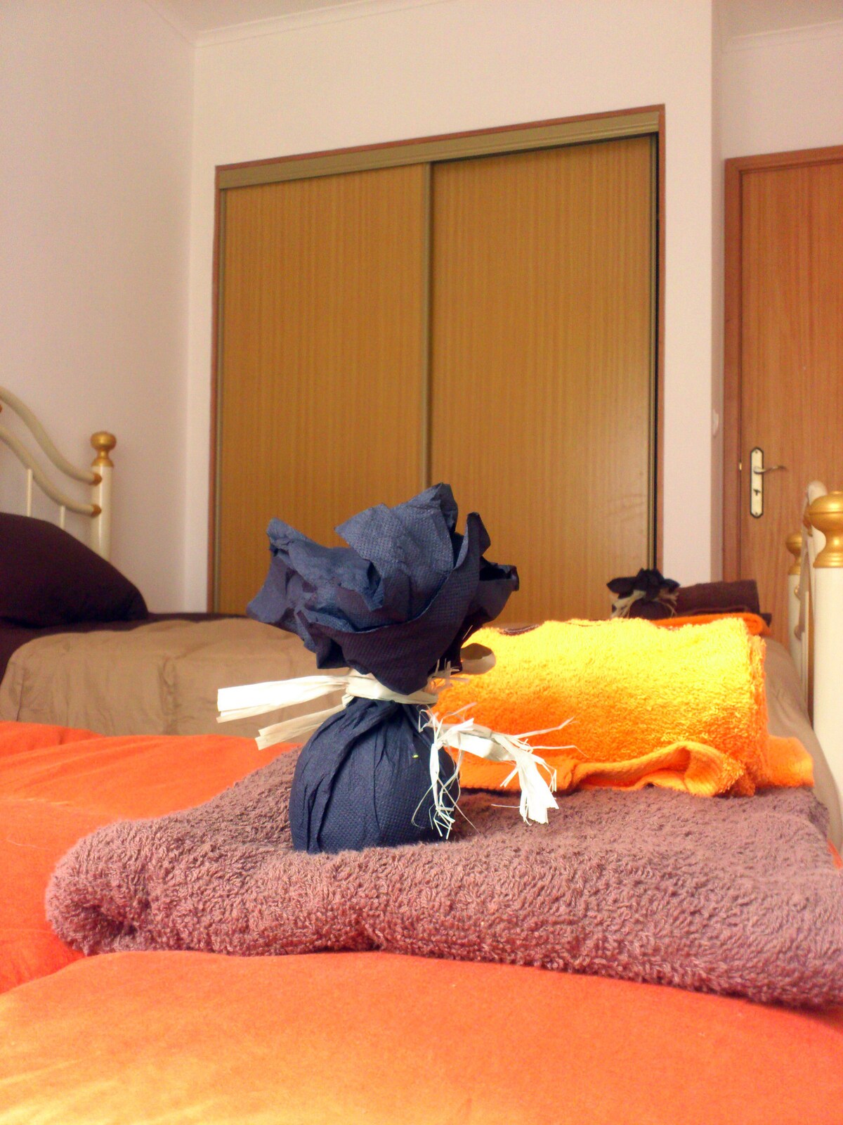 Përditëso vitin 2025. Krevate të rinj, të llojit sommier (jo të ilustruar). Toppers për rregullimin e butësisë. Krevatet mund të bashkohen (2 teke ose 1 king size). Dhoma është lehtësisht e rregullueshme në vendin e punës.