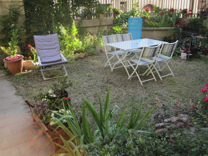 30 m2 charming studio with garden in mansion